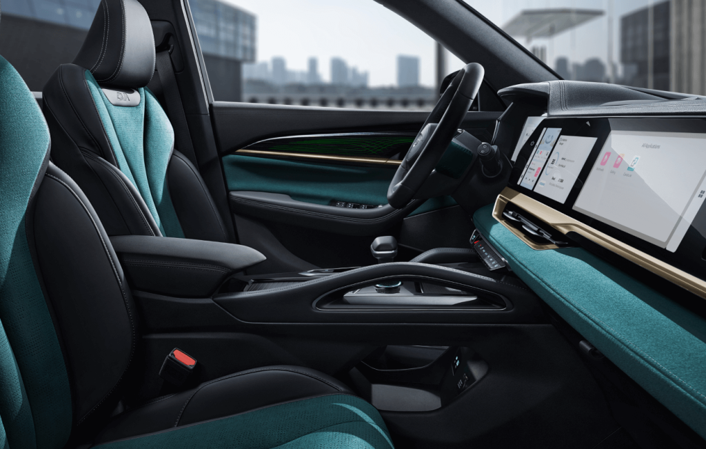 Geely Monjaro 2023 обзор модели: цены, комплектации и характеристики в  России, кроссовер Джили Монжаро